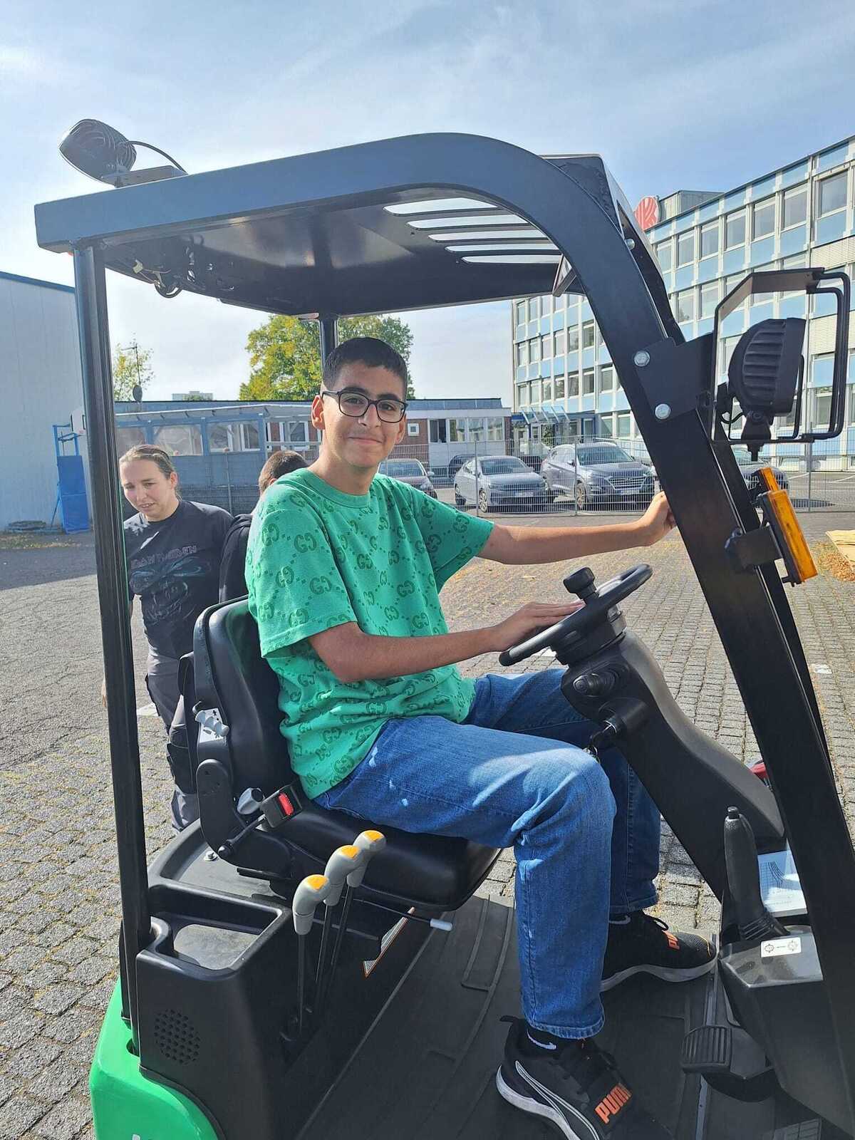Im Gabelstapler Probe-sitzen